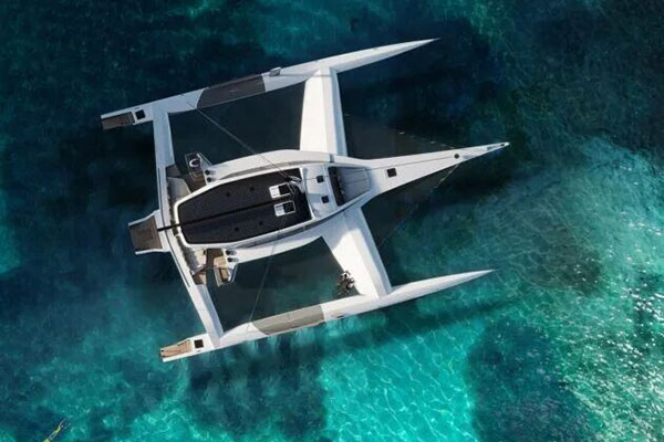 百英尺碳纤维三体帆船“阿娜希塔”号：驶向未来的绿色航程